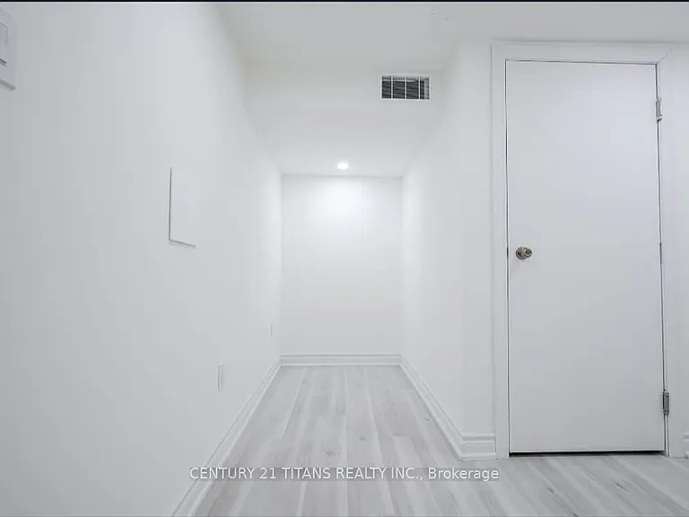 114 Benjamin Blvd #BASEMENT — Photo 11