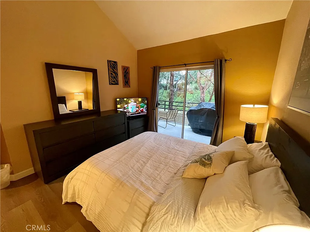 2 bed, 1046 sqft, $4,950 — Photo 2