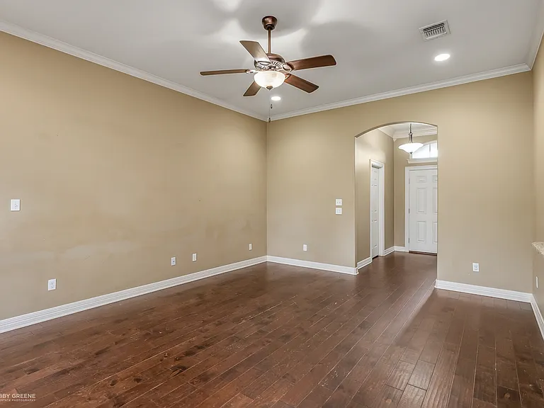 1702 Avondale Ct — Photo 3