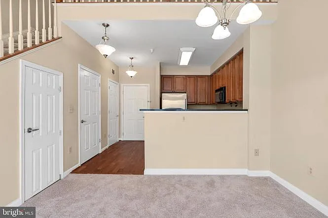1 bed, 1.5 bath, 1039 sqft, $2,350 — Photo 2