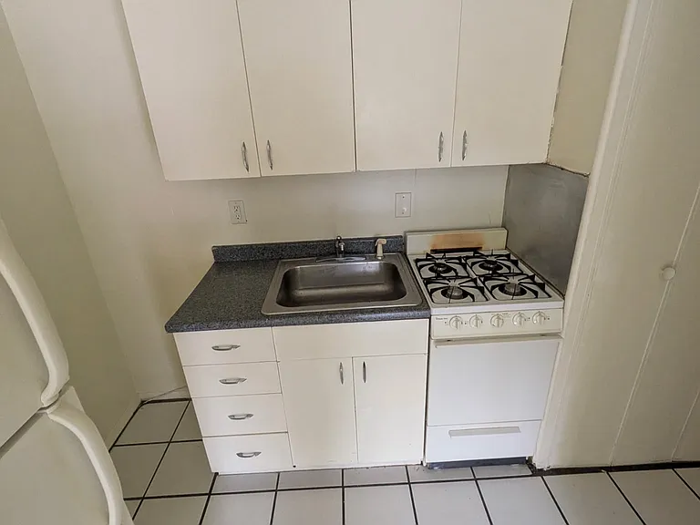 321 Hoffman Ct #12B — Photo 3