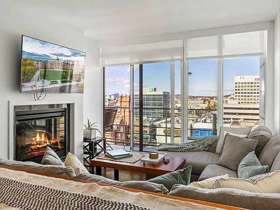 2nd image of 707 Courtney St #1403