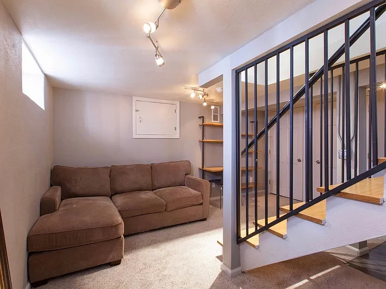 2626 W Argyle Pl — Photo 16