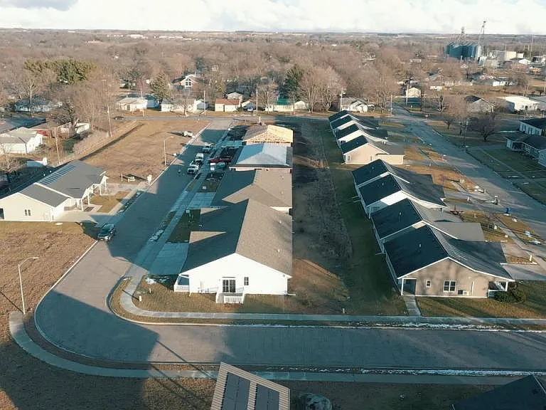 804 Parkside Ln — Photo 3