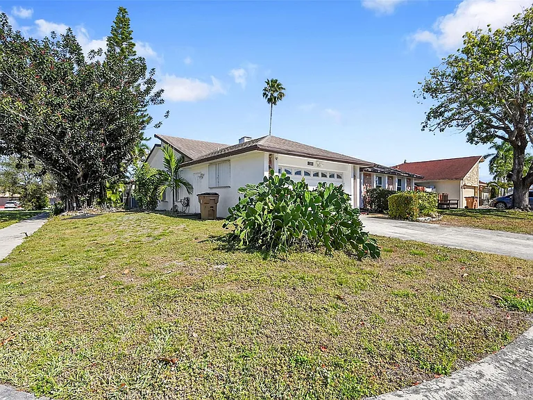 1361 SW 26th Ave — Photo 4
