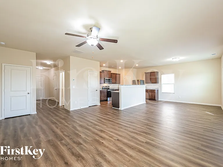 323 Darling Ln — Photo 4