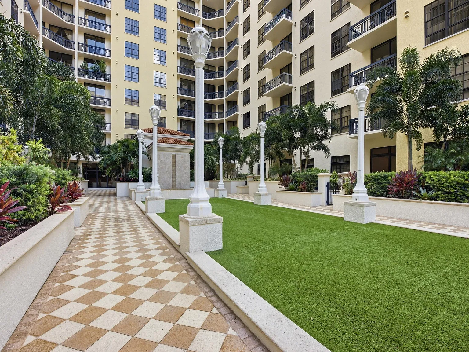 1 bed, 1.5 bath, 959 sqft, $6,000 — Photo 2