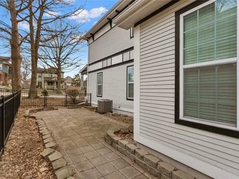 810 W Truman Rd — Photo 22
