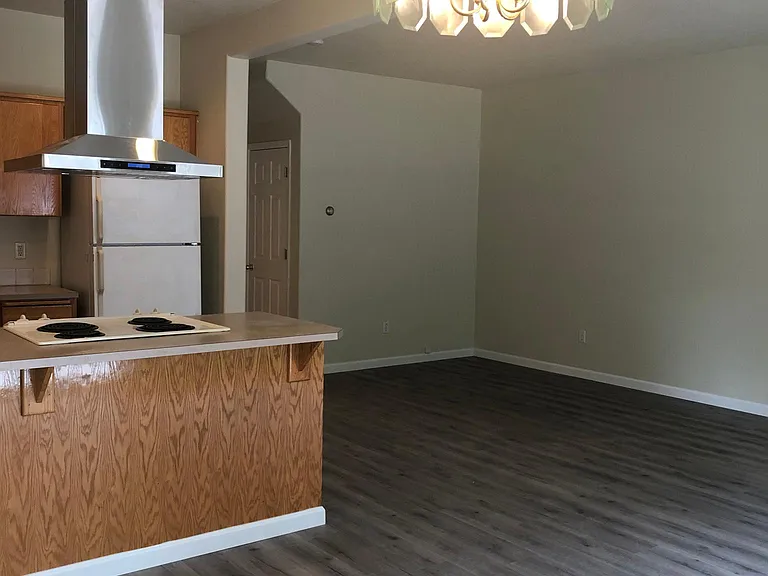 333 SE Brookwood Ave — Photo 3