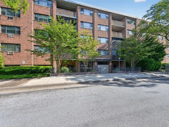 100 Clinton Avenue #2Y, Mineola, NY 11504