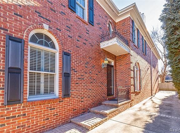 4th image of 675 Wallace St