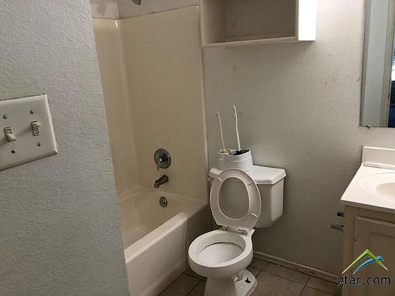 5th image of 15210 Oaks West Dr