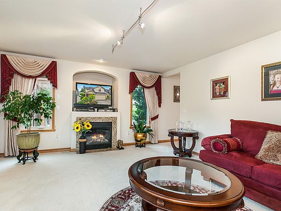 4th image of 4724 75th Pl NE