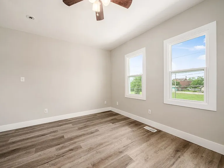 949 E Long St — Photo 18
