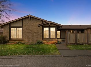 2685 Roundtree Dr, Troy, MI 48083