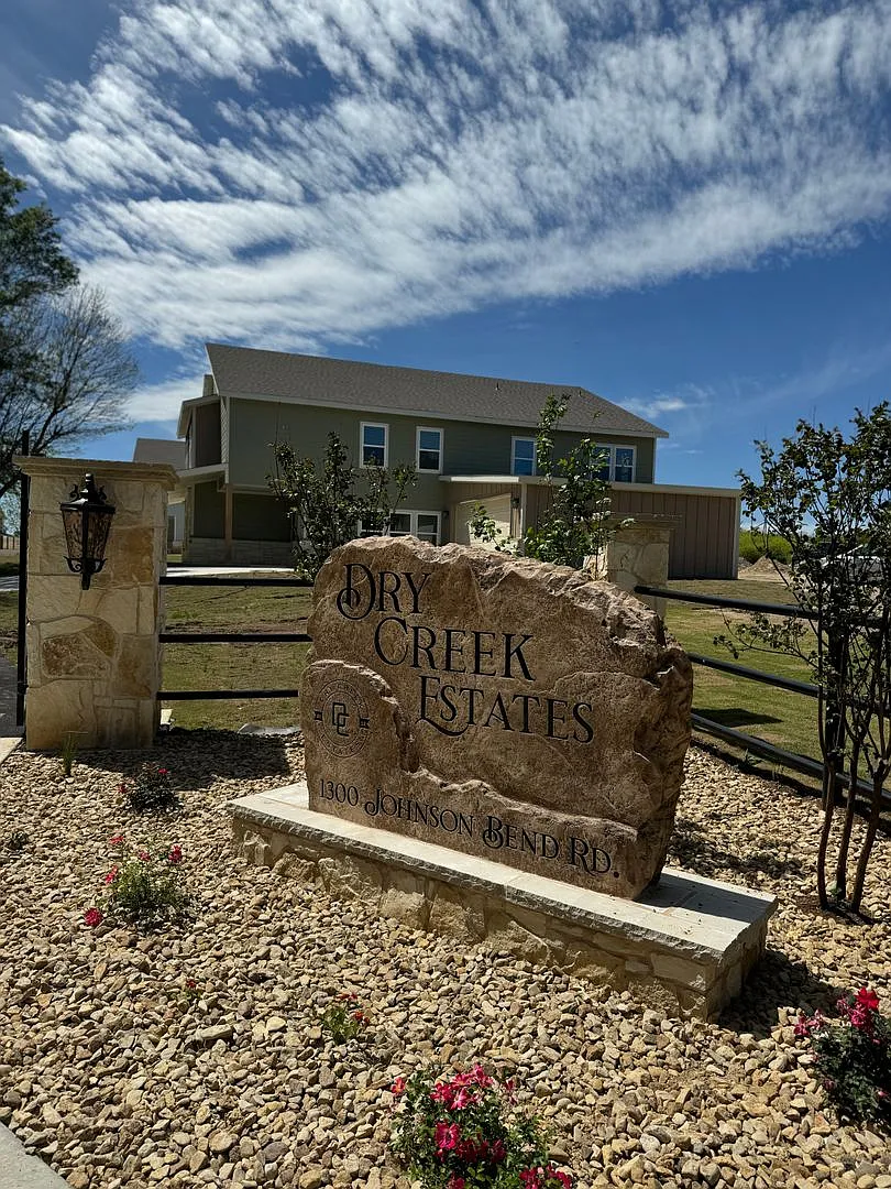 Coming Soon!! Gated- 4/2 Plus Office -High Ceilings- No Water Bill — Photo 4