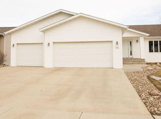 4612 Lewis Rd NW, Mandan, ND 58554
