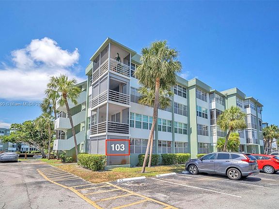 2nd image of 2741 Taft St APT 103