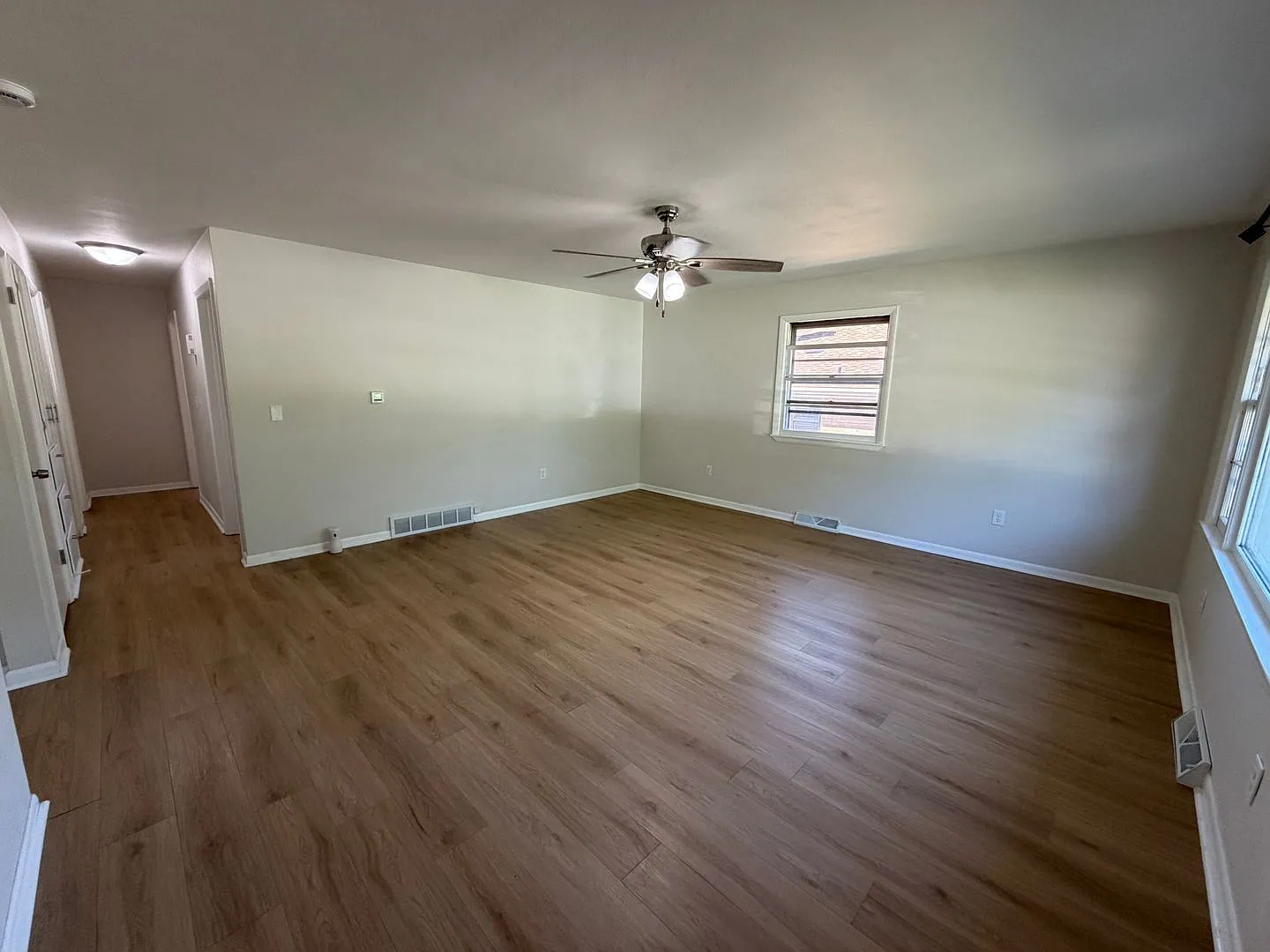 3 bed, 2.0 bath, 1152 sqft, $1,998 — Photo 2