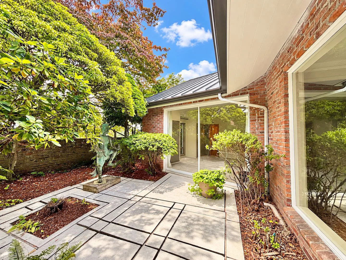 Elegant Windermere Home with Spacious Living, Private Courtyard & Lake Washington Proximity — Photo 3