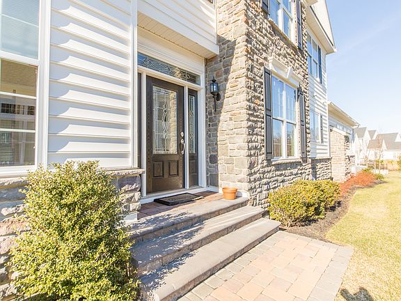 2nd image of 50 Hillyer Ln