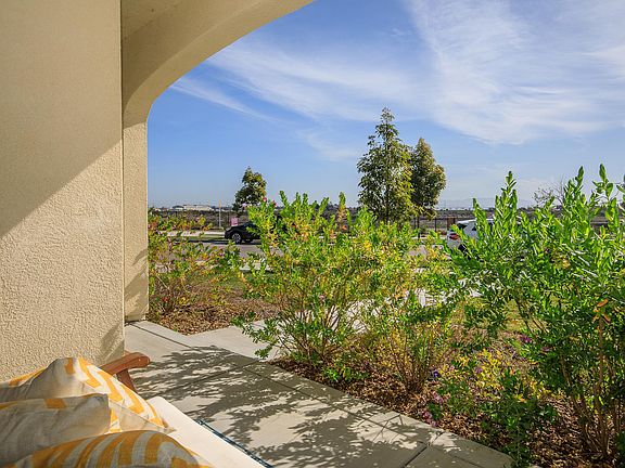 5th image of 3441 Kings Canyon Dr