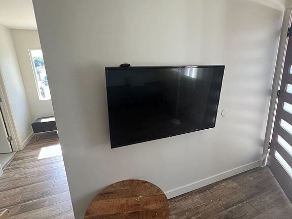 4th image of 6540 N Debs Ave #1