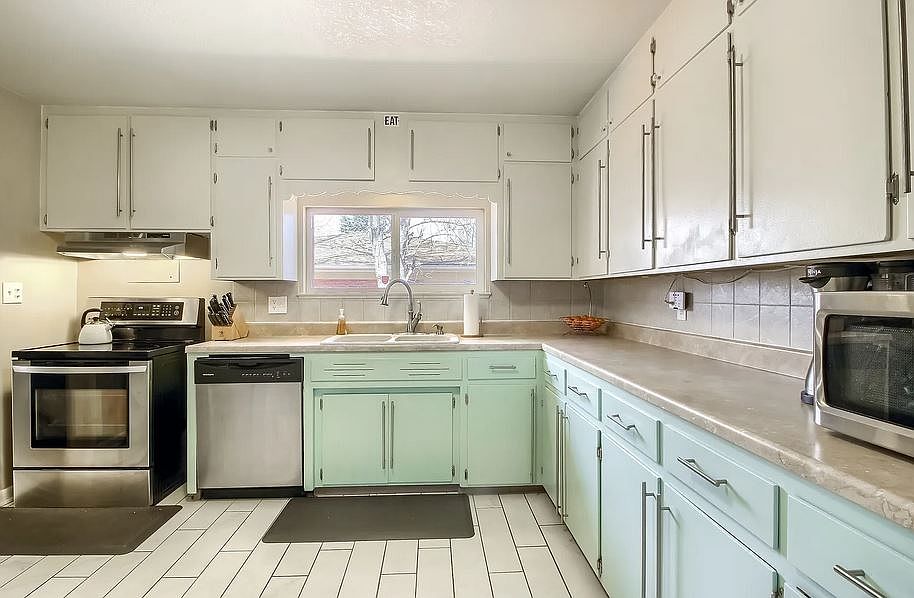 1st image of 1000 Kingston St