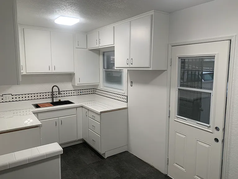 1842 E 56th St #1842 — Photo 3
