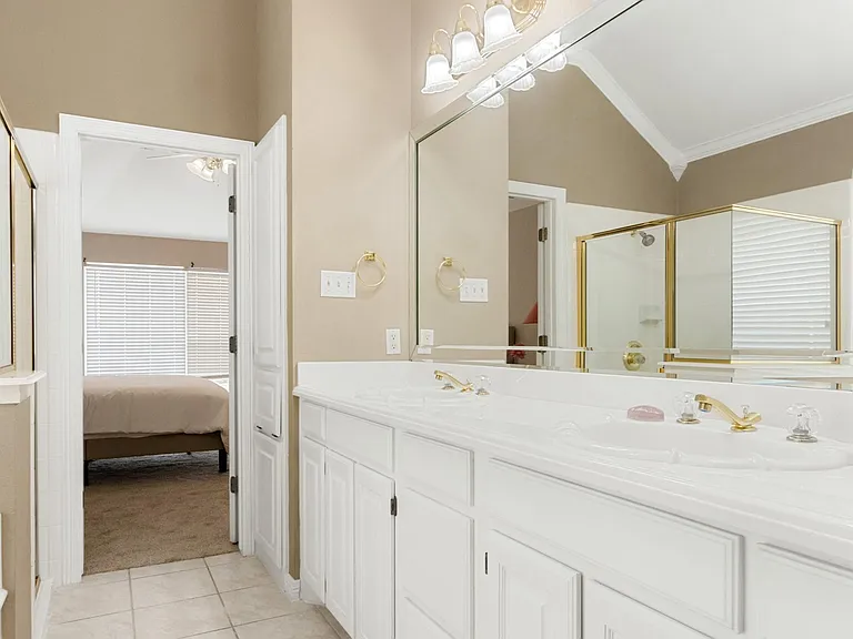 118 W Greenbriar Ln — Photo 25
