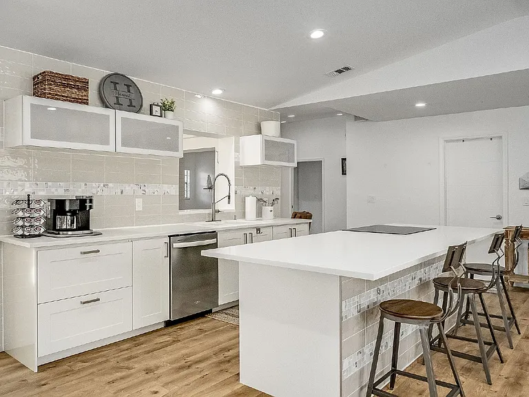 938 Pembroke Ave NE — Photo 38