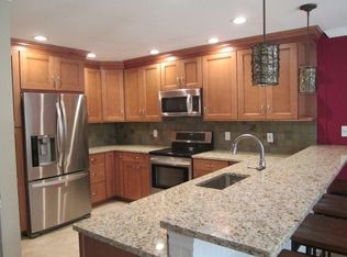 13 Pine St, Huntington, NY 11743