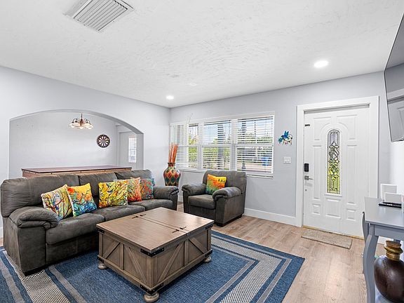 5th image of 702 W Bloxham Street
