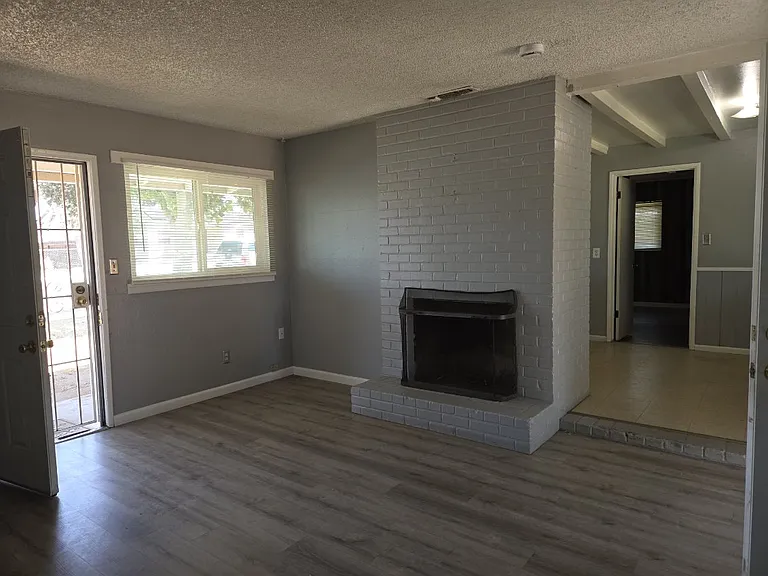 4760 E Lamona Ave — Photo 2