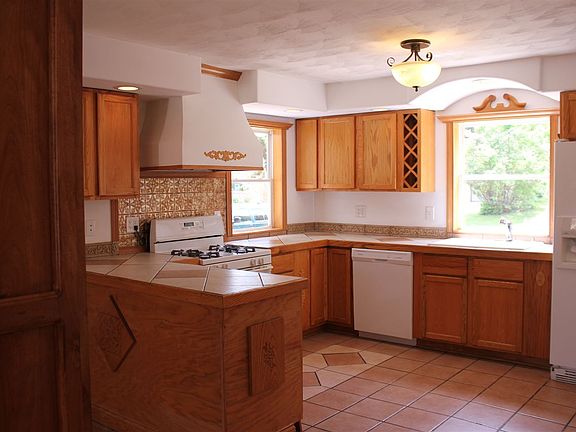 3rd image of 201 E Jewell St