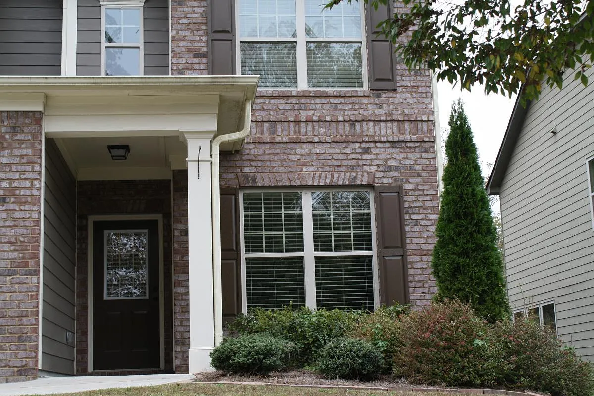 4 bed, 2570 sqft, $2,645 — Photo 2