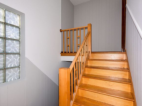 4th image of 6816 N Hamlin Ave