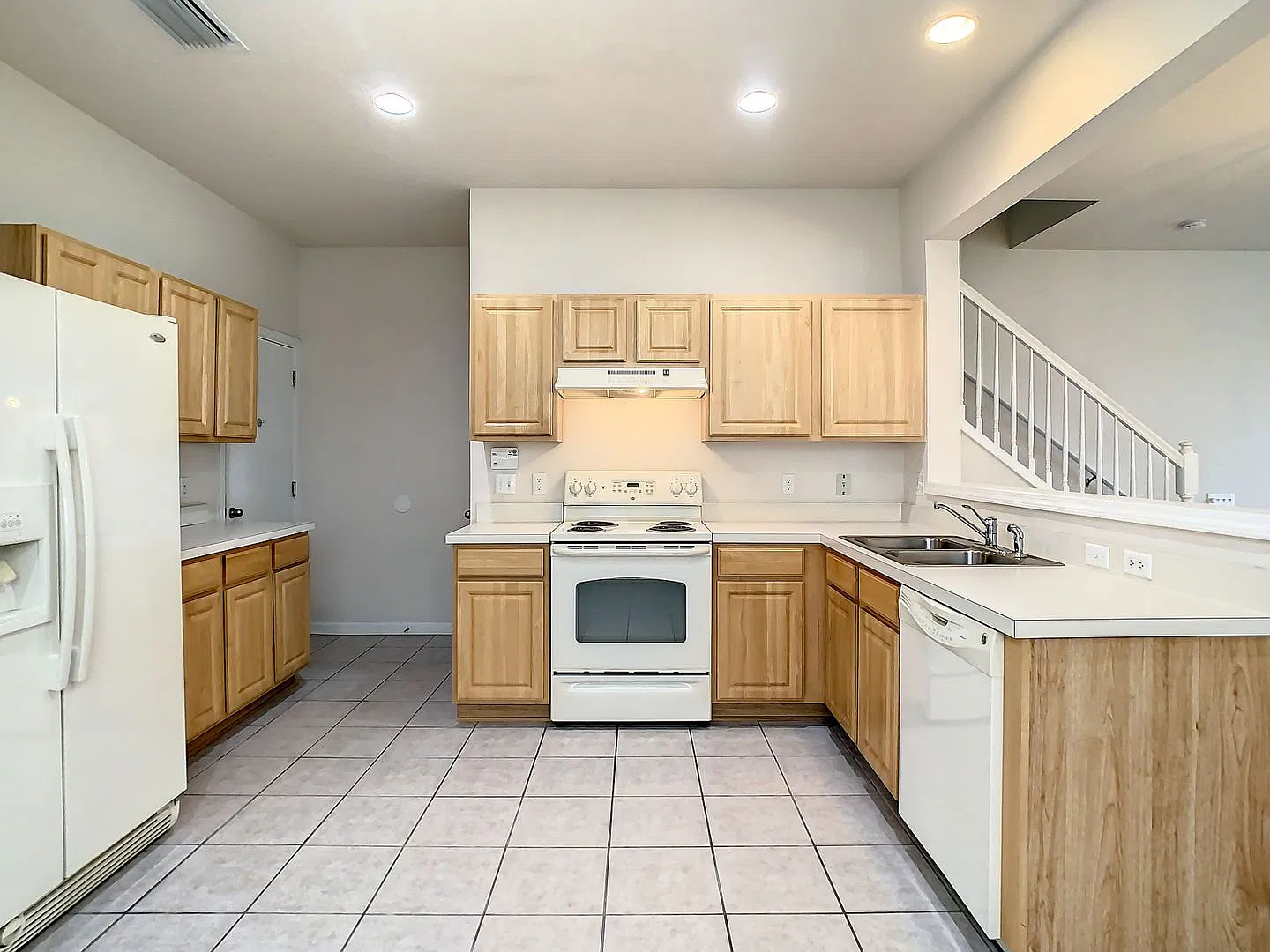 Spacious Three Bedroom Townhouse — Photo 4