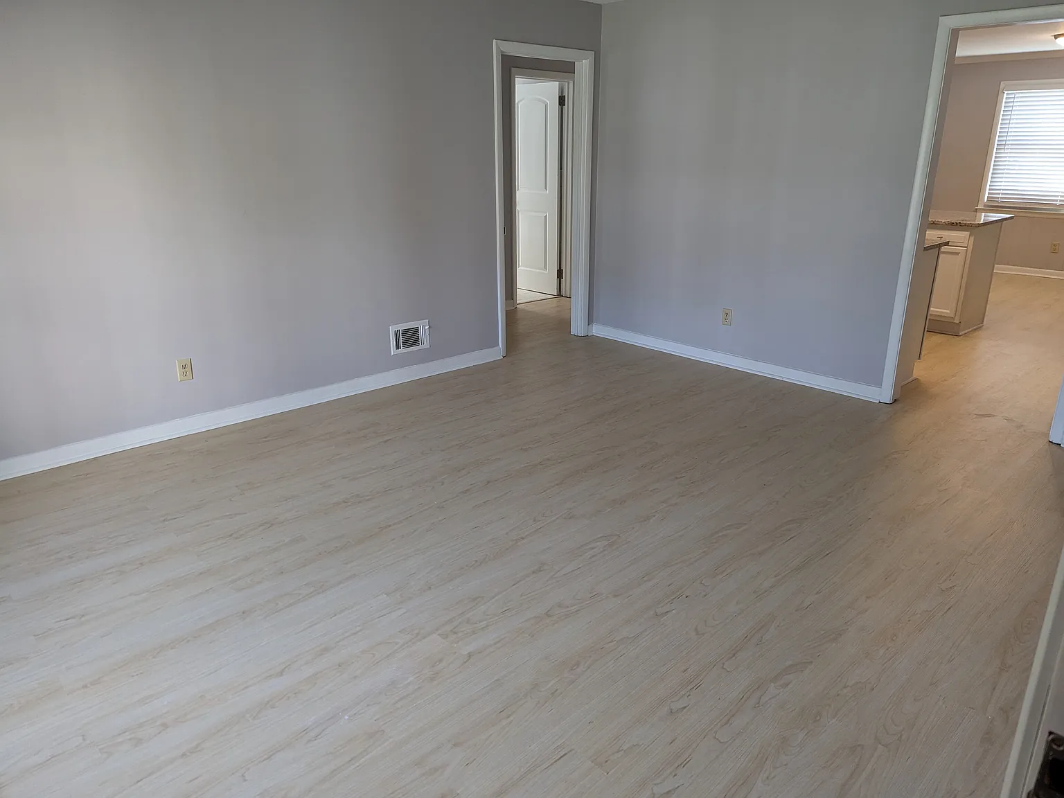 8 bed, 4000 sqft, $9,600 — Photo 4