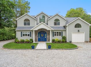 22 Churchill Ln, Smithtown, NY 11787