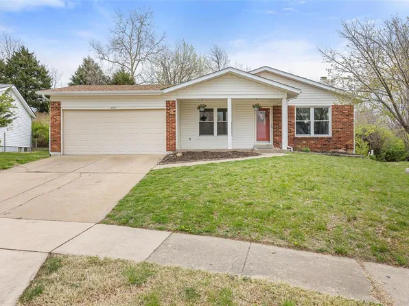 2843 James Christopher Dr, Maryland Heights, MO 63043