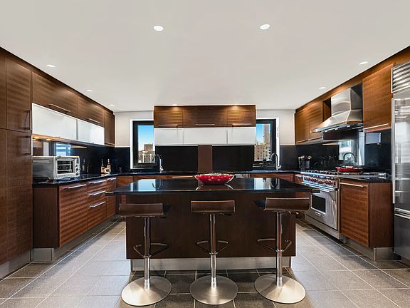 5th image of 161 W 61st St #29FG