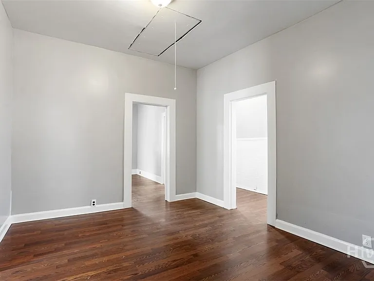 1023 W 37th St — Photo 12