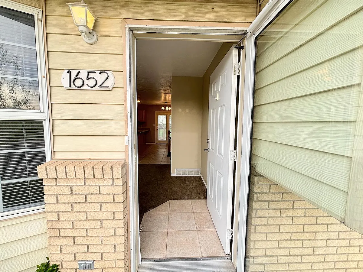 Unit Photo - 1652 N 400 E