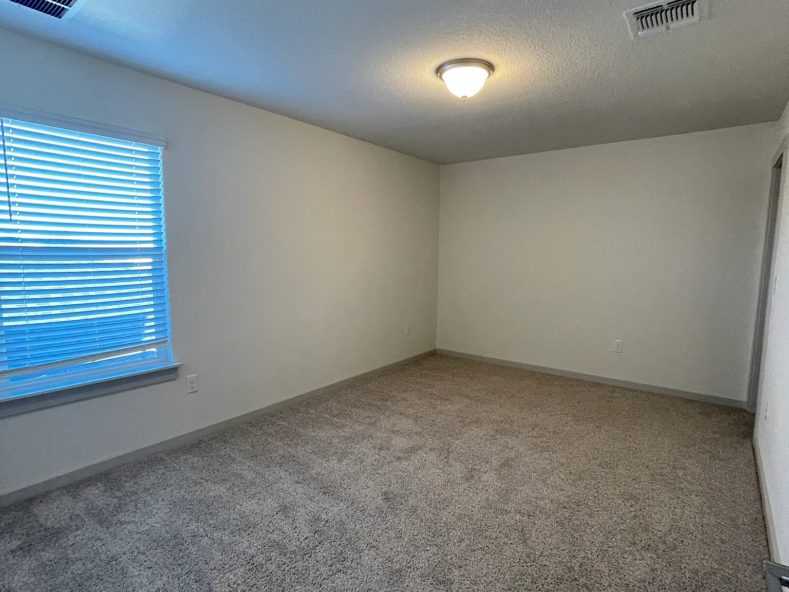 4 bed, 2320 sqft, $1,200 — Photo 4