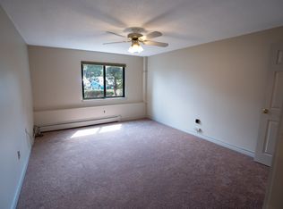6 Hallmark Gdns APT 4, Burlington, MA 01803