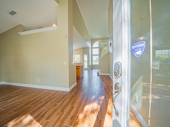 4th image of 920 Oxford Dr