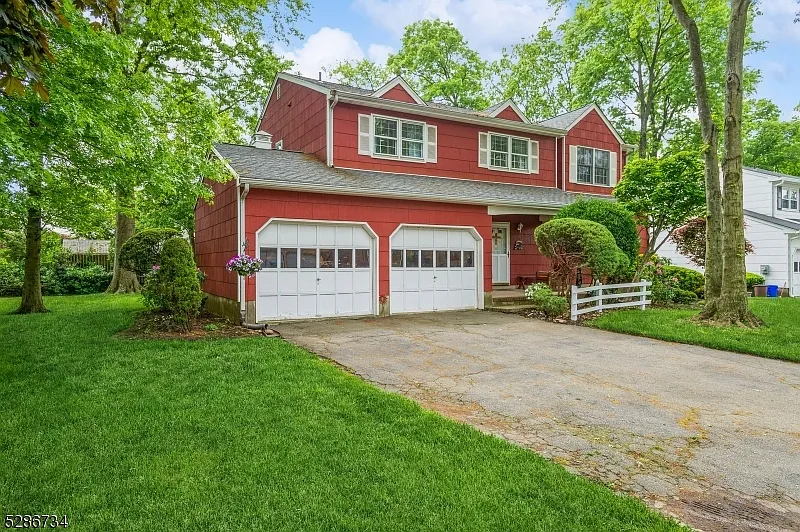 40 Scott Ave photo 1