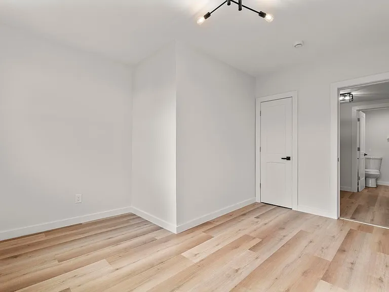 411-431 N Main St #8 — Photo 9