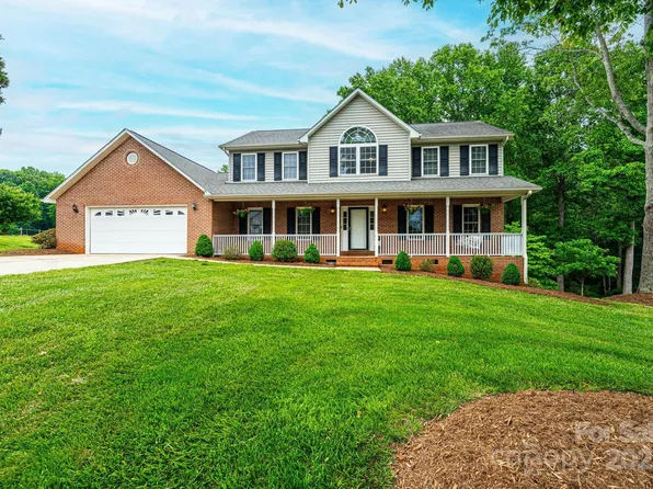 2728 Touchstone Cir, Newton, NC 28658